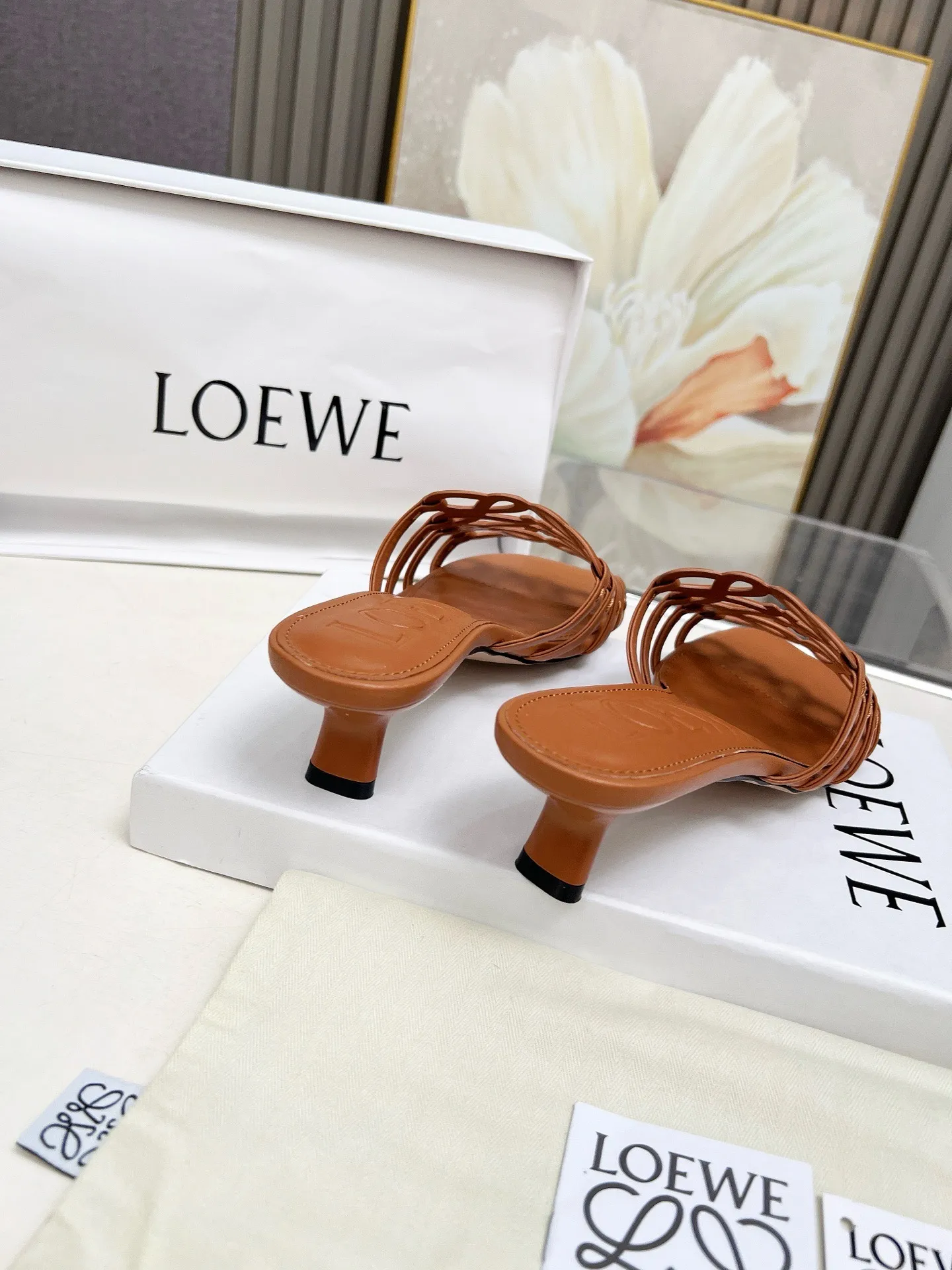 👟👟Ex-factory price 500👟👟 LOEWE 2025 SS summer limited edition hollow slippers, it is a very comprehensive noble fashion brand, highly recommended to all little fairies.   1⃣️Material: Imported cowhide 2⃣️Inner lining: Imported Italian lambskin, super soft and delicate 3⃣️Outsole: Imported Italian original original color genuine leather outsole Heel height 4.5 4⃣️Code number: 35 to 39 (40.41.42.43. Customized)